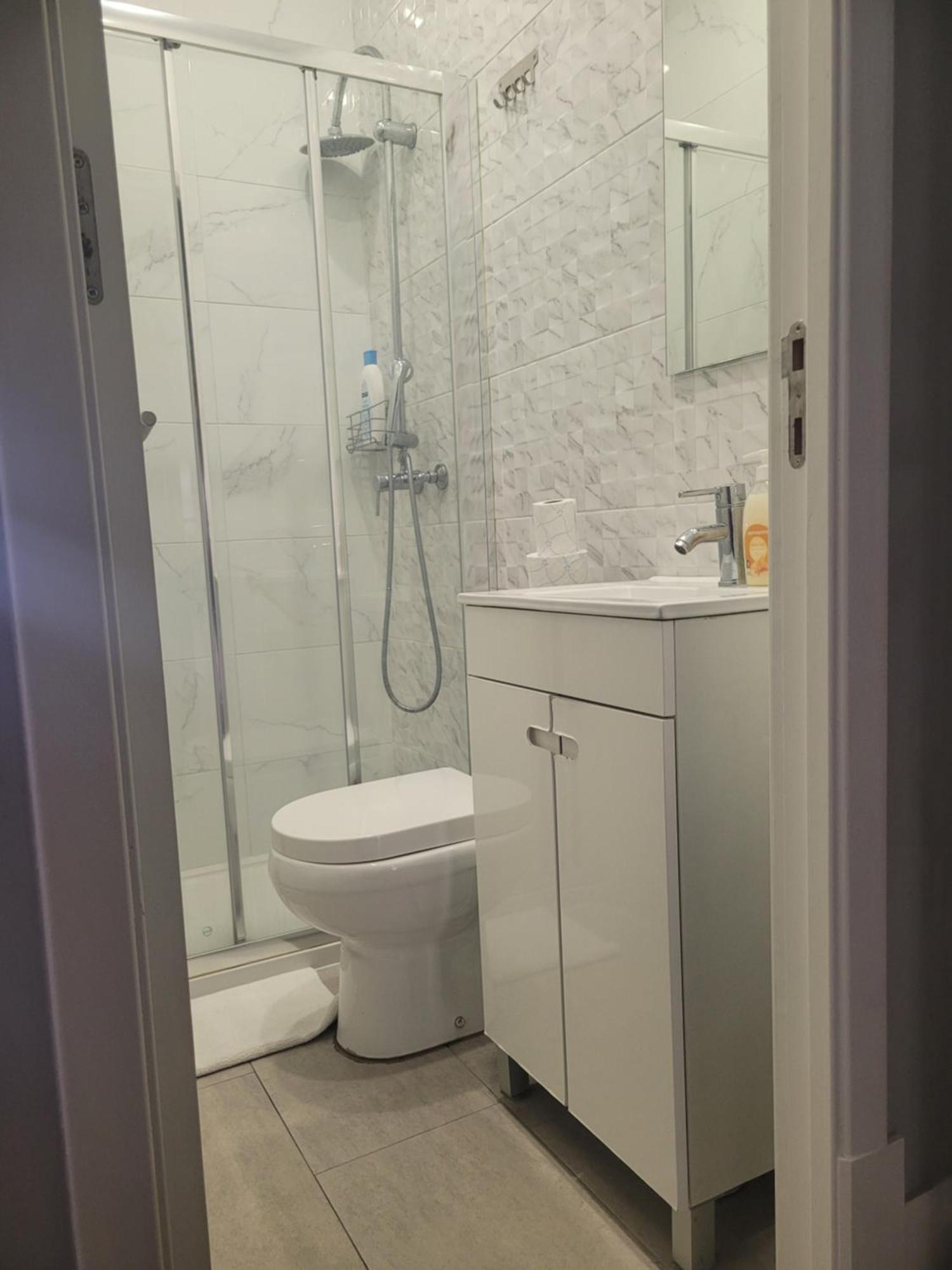 فندق Residencial Valentina Lisboa المظهر الخارجي الصورة A shower room