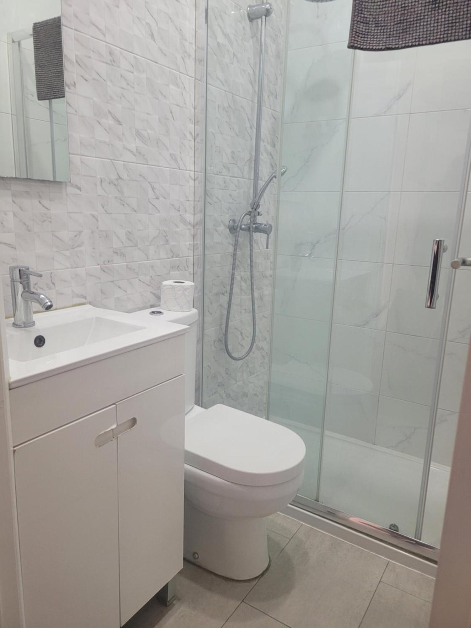 فندق Residencial Valentina Lisboa الغرفة الصورة A shower cubicle