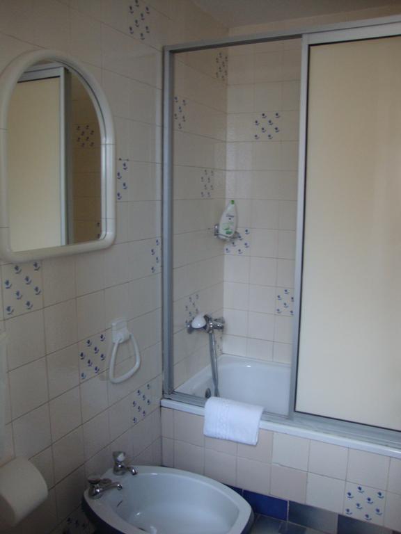فندق Residencial Valentina Lisboa المظهر الخارجي الصورة A shower door